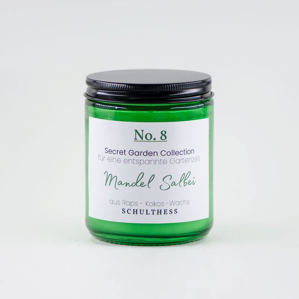 Duftkerze im Grünglas mit cremig-würzigem Duft nach Mandel und Salbei – handgemacht in der Schweiz, mit synthetischem Duft und Baumwolldocht.