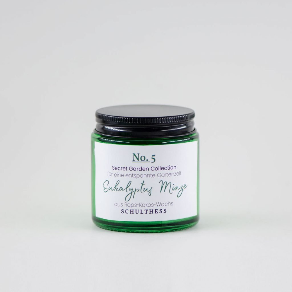 Duftkerze im kleinen Grünglas mit belebend-frischem Duft nach Eukalyptus und Minze – handgemacht in der Schweiz, mit synthetischem Duft und Baumwolldocht.