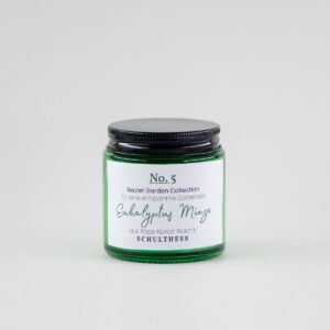 Duftkerze im kleinen Grünglas mit belebend-frischem Duft nach Eukalyptus und Minze – handgemacht in der Schweiz, mit synthetischem Duft und Baumwolldocht.