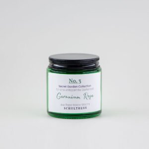 Duftkerze im kleinen Grünglas mit blumig-krautigem Duft nach Rose Geranium – handgemacht in der Schweiz, mit synthetischem Duft und Baumwolldocht.