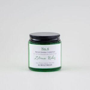 Duftkerze im kleinen Grünglas mit fruchtig-exotischem Duft nach Zitrone und Kokos – handgemacht in der Schweiz, mit synthetischem Duft und Baumwolldocht.